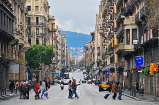 Via Laietana con tráfico y locales comerciales