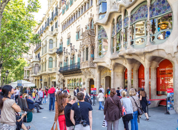 locales comerciales y público en paseo de gracia
